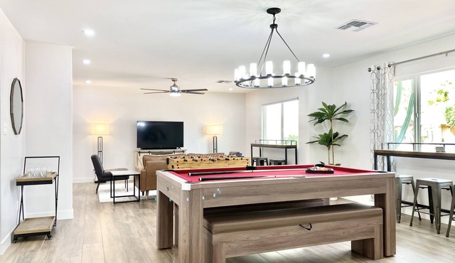 Newly Remodeled Luxury Home, Heated Pool, All Amenities, Fun Entertainment in Scottsdale