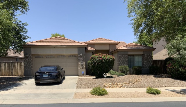 Newly remodeled w/pool minutes from State Farm Stadium, Top Golf and Westgate