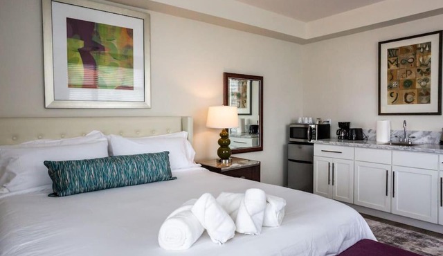 Next to San Diego Downtown - Cali King Size Studio