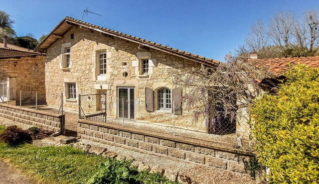 Nice home in Cellefrouin with WiFi in Cellefrouin