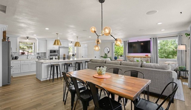 Northwest Garden w/Spa Bath Gym Fire Pit & Views in Reno