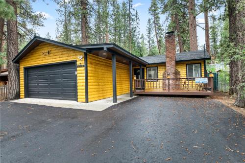 Nunu's Cabin - Beautiful cabin, close to ski resorts and town, Hot Tub and Board Games!
