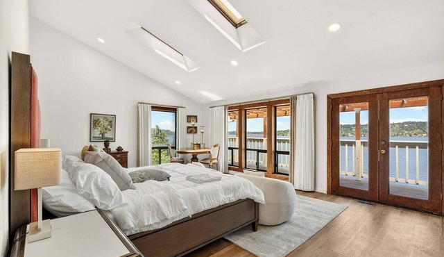 Ocean Views from Every Room| Lux Furniture&Theater - Holiday Home in Seattle