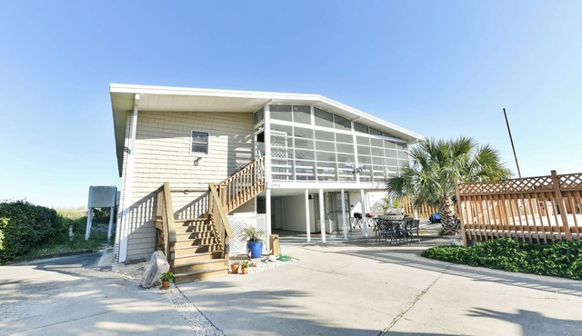 Oceanfront 4 BR Beach House with a Private Pool! Alvis Cottage in Surfside Beach