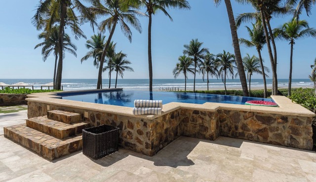 Oceanfront luxury apartment beach access in Acapulco