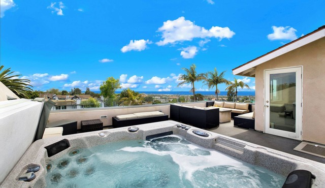 Oceanview Oasis: Roofdeck Hot Tub, Big Yard & Views from Nearly Every Room in carlsbad