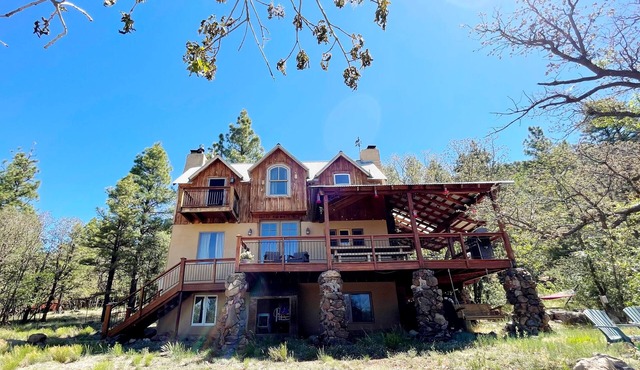 Off-grid Stoneman Lake cabin sleeps 10, off-road trail paradise in the pines.