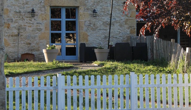 Old building, with private pool in the heart of a small farmhouse Quercy. in Parisot