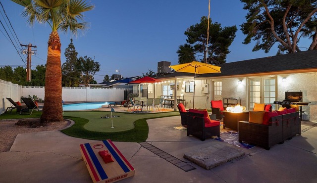 Old Town: 2 King/8 Queen Beds, Backyard Paradise