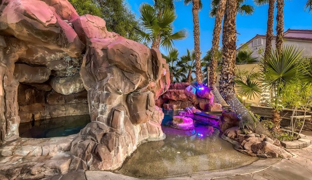 OMG! Wild Oasis! Amazing Pool! Modern Villa!