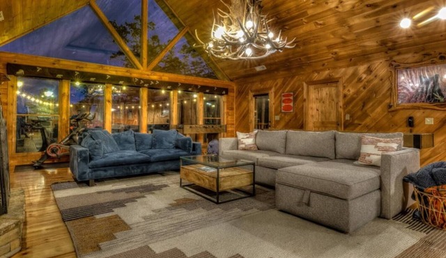 One Level, fire pit, hot tub, 3 acres, peloton! in Blue Ridge