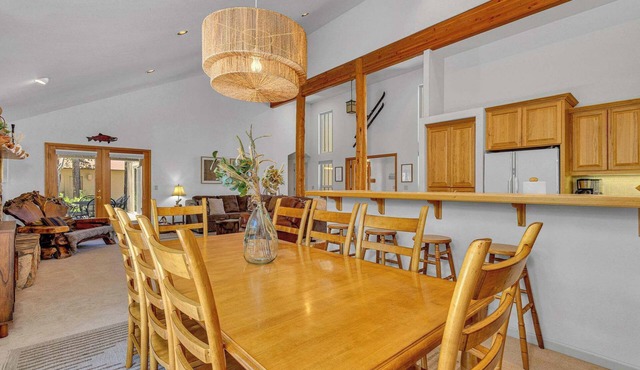 One Level pet friendly Hot Tub ping pong in Sunriver