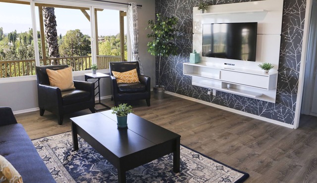 Over the Oaks - Great View - Whole Home - Stylish