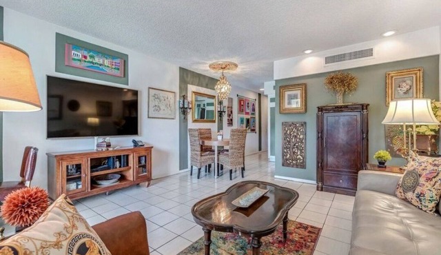 Palm Springs Charming Ground Floor Condo by the pool