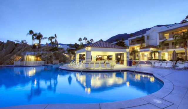 Palm Springs w/Kitchen! Great Condo that sleeps 6!