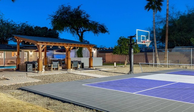 Palmera Desert Club, Sleeps 18 near Kierland w/Pickleball, Game Room, Mini Golf