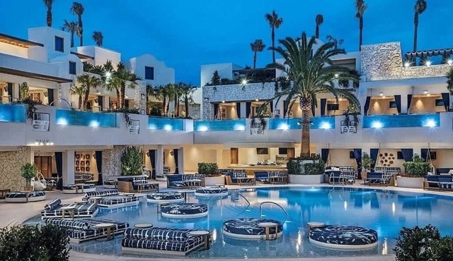 Palms 1 BR Mountain View W/Balcony