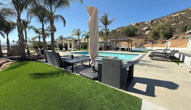 Panoramic views, Pickleball, 1/2 Basketball Court, Pool Spa Brand new studio.