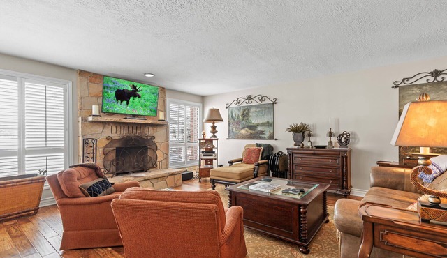 Park West 1700 Spacious Oasis Pvt. Hot Tub-King Bed-Panoramic Mountain views