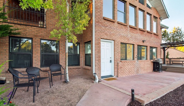 Patio, Grill & Fire Pit: Show Low Escape!