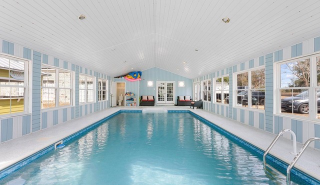Peaceful Romantic Escape, Indoor Heated Pool, Hot tub, Breakfast, Art Studio in Chipley