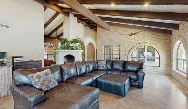 Peaceful, Spacious, Luxury Backyard, Putting Green