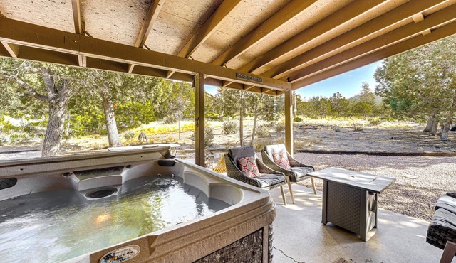 Peaceful Strawberry Cabin: Fire Pit & Hot Tub