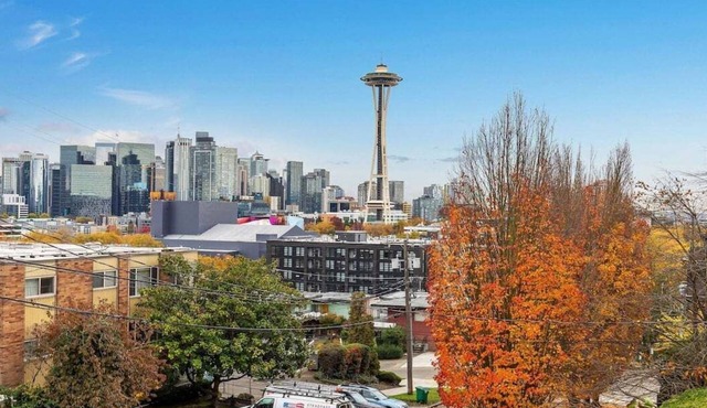 Perch - Aloha View Retreat w/parking & Space Needle Glow! in Seattle
