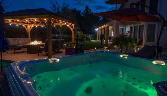 Perfect Desert Oasis, relaxing PRIVATE HEATED , hot tub, LARGE YARD