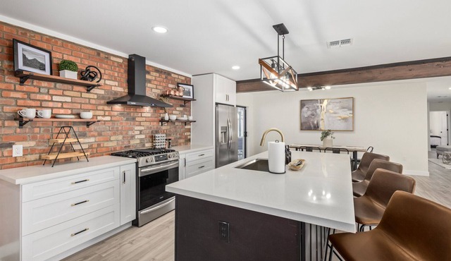 Perfect Super Bowl and PGA home! Centrally located