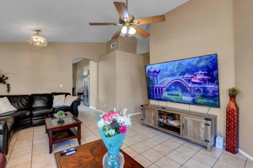Pet-Friendly 3B Vegas Rental Sleeps 8 Families, Groups & Nurses Wellcome!