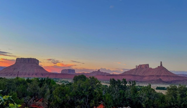 Pet friendly tranquil 3-bedroom house in Castle Valley, close to Moab and Arches in Moab