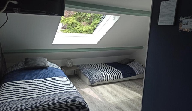 Petit Studio Mansardé - 2 lits simples petit intérieur mais grand espace extérieur in Neuilly