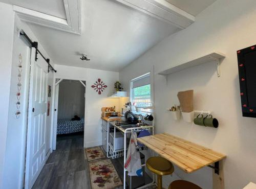 Petite Guesthouse with Kitchenette and Private Bathroom