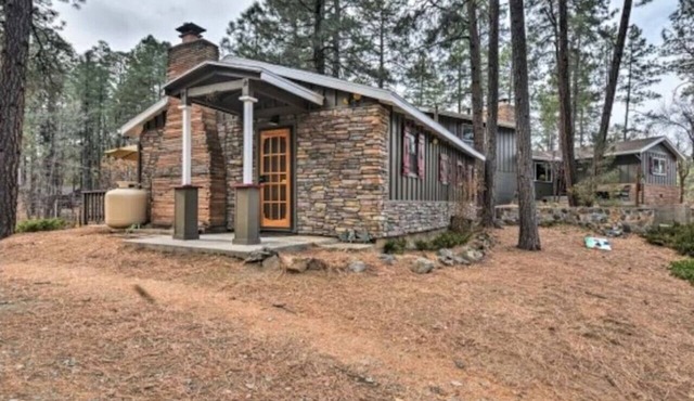 Pine Cone Cottage: Woodland Escape