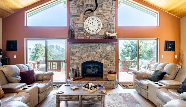 Pine Mountain Club Cozy Alpine Cabin Hideaway with Game Room