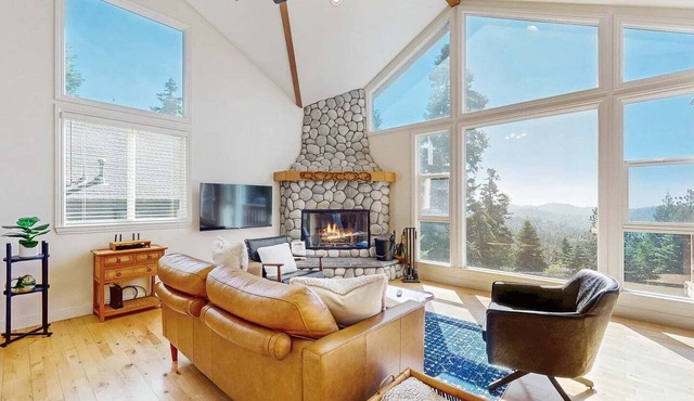 Pinetree Palace | Mountain Retreat | Games | Treetop Views | Sleeps 6