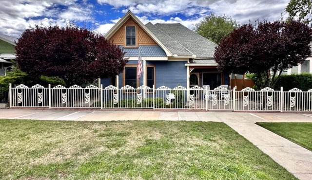 Pleasant Downtown Haven *0.3 Miles *Pet Friendly