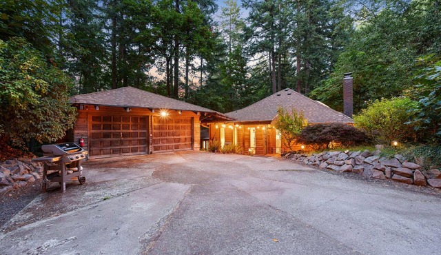 PNW Forest Cabin Hideaway - 5BR Near Wine Country, Nike & Intel in Beaverton