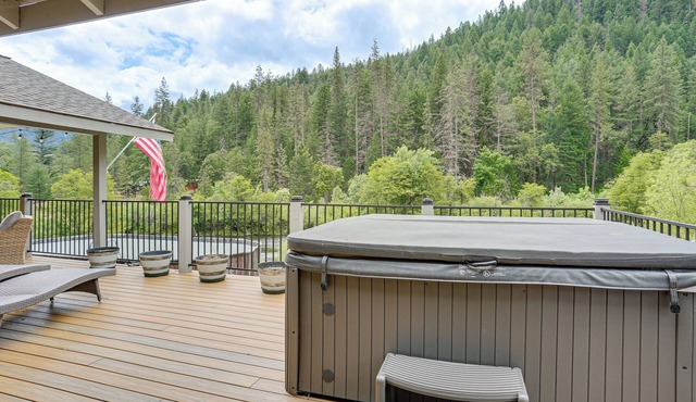 Pool & Dual Decks! Modern Trinity River Retreat in Lewiston