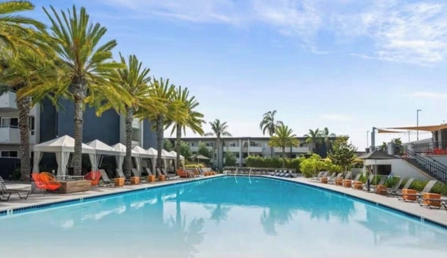 Pool, Jacuzzi, AC, Gym, Parking, Pickleball Courts