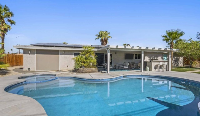 Pool & Spa Oasis Near Downtown Palm Springs 3BR