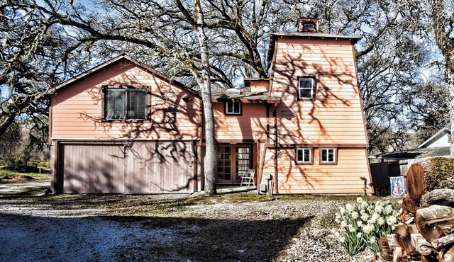 Private 2nd Floor apartment on 4 acres across the street from Clear Lake.