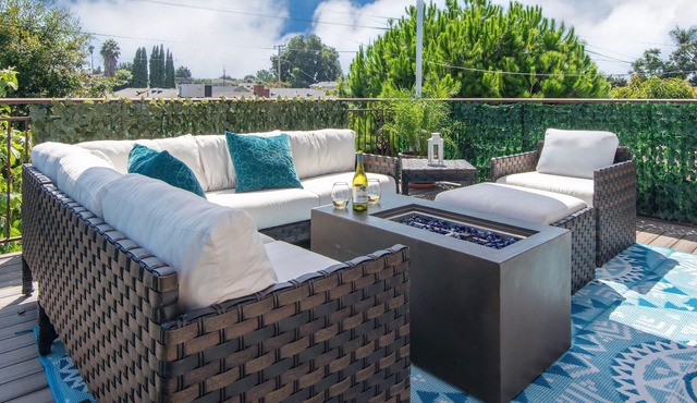 Private Apartment near beaches, LAX, SoFi - w/Large Deck/Pets ok