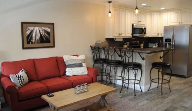 Private Balcony Overlooking Washington St in Downtown Sonora - Free Parking in Sonora