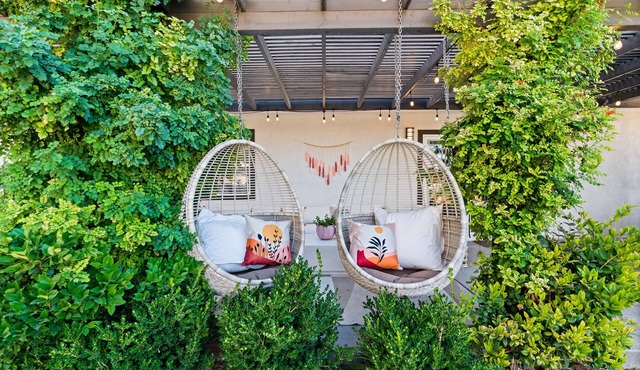 Private Garden Estate - 2 King Suites- Home Office - Pet Haven - 10 Min Strip