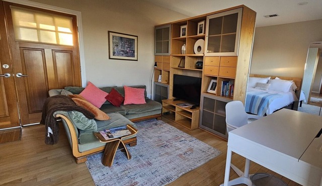 Private Guest House in the hills of Los Feliz