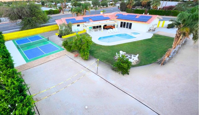 Private Pickleball Court Villa Downtown +Volleyball Court/Bikes/Heated Pool/Spa