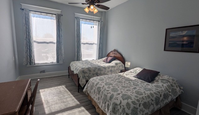Private Studio with 2 Full Beds in Robinson