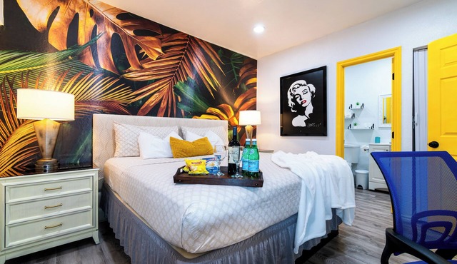 Private Tropical Studio, Luxury King Bed, Free Parking Near Freemont Street.